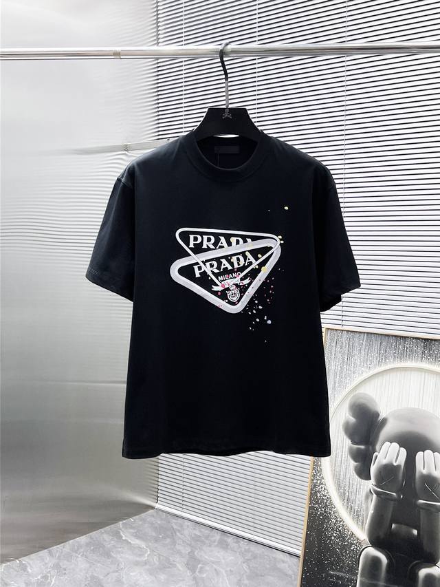 普拉达 Prada 2025新款 圆领 短袖 T恤 体恤 半袖 ，高端版本！专柜定制面料 透气舒适度高，细节无可挑剔，品牌元素设计理念，体现高品质。手感细腻柔软