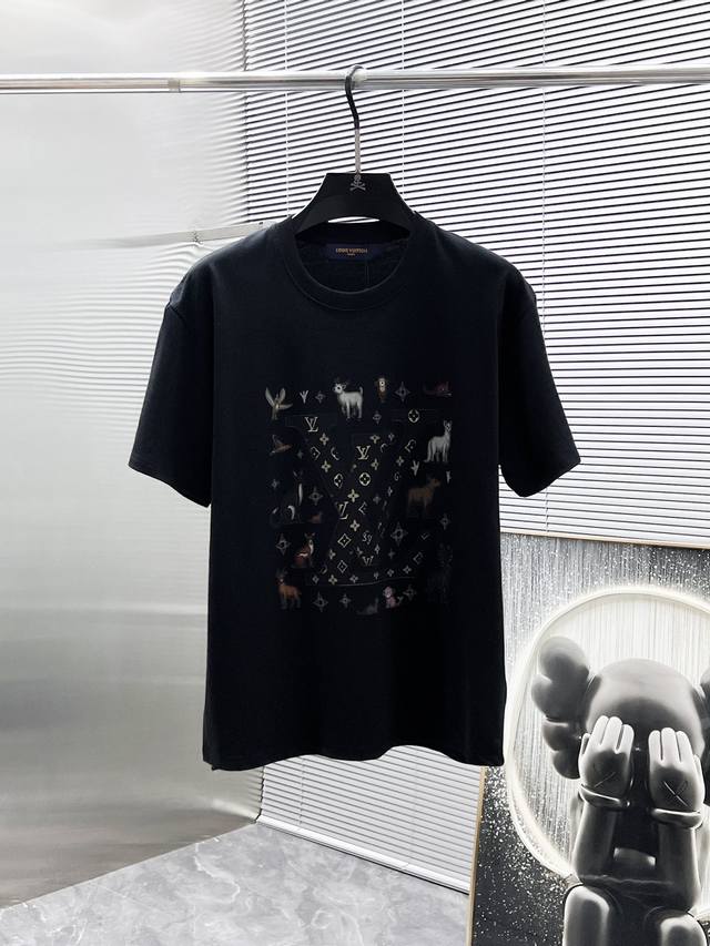 路易威登 Lv 2025Ss新款 半袖 体恤 短袖 圆领 T恤，高端版本！专柜定制面料 透气舒适度高，细节无可挑剔，品牌元素设计理念，体现高品质。手感细腻柔软！