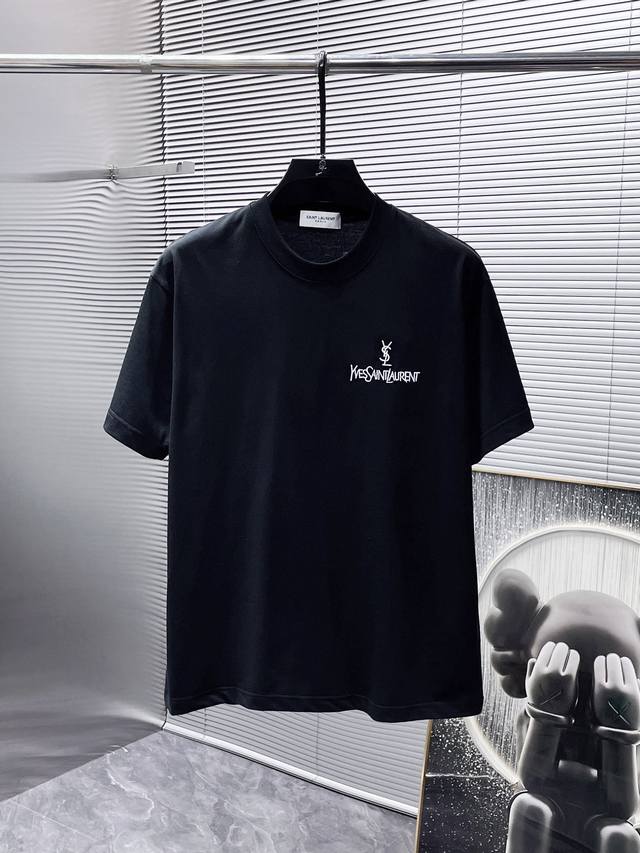 圣罗兰 Ysl 2025Ss新款 半袖 体恤 短袖 圆领T恤，高端版本！专柜定制面料 透气舒适度高，细节无可挑剔，品牌元素设计理念，体现高品质。手感细腻柔软！呈