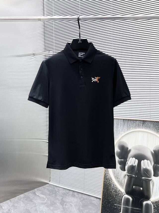 始祖鸟 2025Ss夏季新款 翻领短袖T恤 Polo衫，高端版本！专柜定制面料 透气舒适度高，细节无可挑剔，品牌元素设计理念，体现高品质。手感细腻柔软！呈现休闲