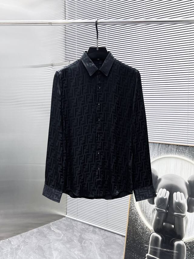 芬迪 Fendi 2025Ss新款长袖 衬衫 衬衣，高端版本！专柜定制面料 透气舒适度高，细节无可挑剔，品牌元素设计理念，体现高品质。手感细腻柔软！呈现休闲裁剪