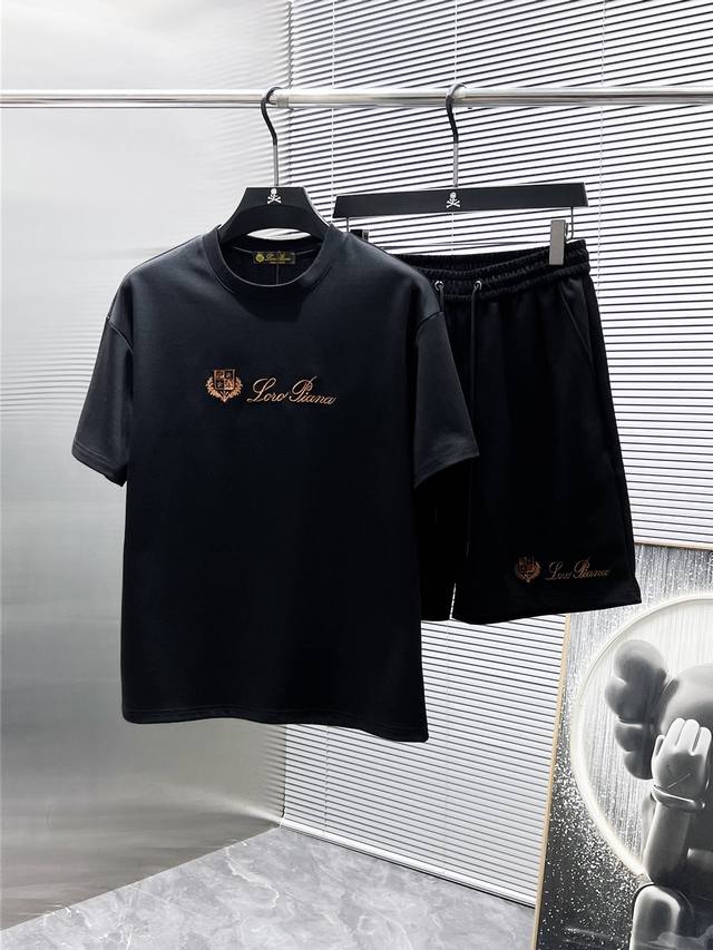 Lp 2670Ss夏季新款 休闲 短袖 短裤 套装，高端版本！专柜定制面料 透气舒适度高，细节无可挑剔，品牌元素设计理念，体现高品质。手感细腻柔软！呈现休闲裁剪
