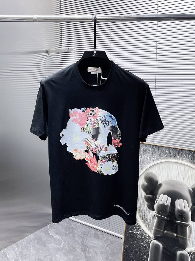 麦昆 Mcqueen 2025新款 圆领 短袖 T恤 体恤 半袖 ，高端版本！专柜定制面料 透气舒适度高，细节无可挑剔，品牌元素设计理念，体现高品质。手感细腻柔