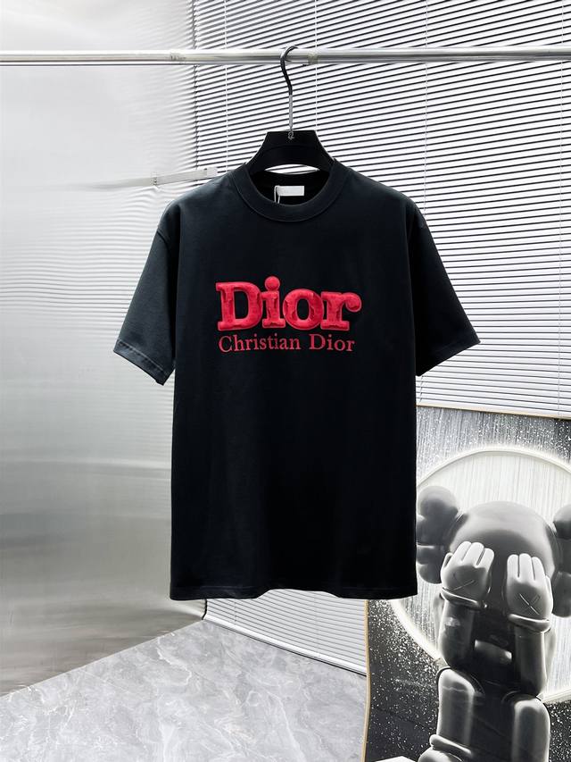 迪奥 Dior 2025Ss新款 半袖 体恤 短袖 宽松版 圆领 T恤，高端版本！专柜定制面料 透气舒适度高，细节无可挑剔，品牌元素设计理念，体现高品质。手感细