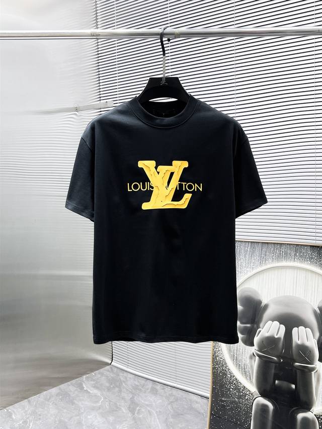 路易威登 Lv 2025Ss新款 半袖 体恤 短袖 圆领T恤，高端版本！专柜定制面料 透气舒适度高，细节无可挑剔，品牌元素设计理念，体现高品质。手感细腻柔软！呈