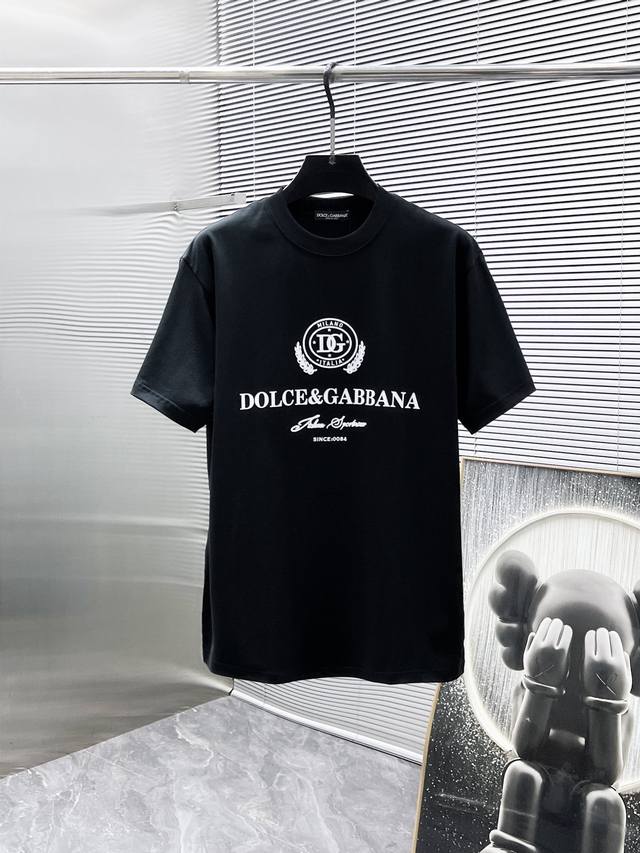 Dg 杜嘉班纳 2025Ss新款 半袖 体恤 短袖 宽松版 圆领 T恤，高端版本！专柜定制面料 透气舒适度高，细节无可挑剔，品牌元素设计理念，体现高品质。手感细