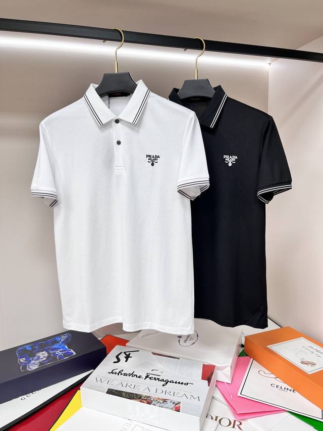 主推 Prada 独家专供秋季新款普拉达时尚休闲翻领短袖，高密度纯棉面料，高级密针刺绣、高端欧版原单T恤，潮流时尚休闲半袖 透气舒适度高，细节无可挑剔，品牌元素