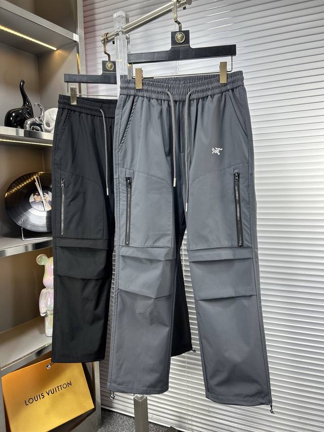 Arc*始祖鸟 Ss25春夏新款休闲工装裤金典再次出现，原单订制高品质时尚休闲裤。超级百搭款。独家定制面料，挺阔有型，贴身舒适。原版定制专柜最新五金辅料。超靓版