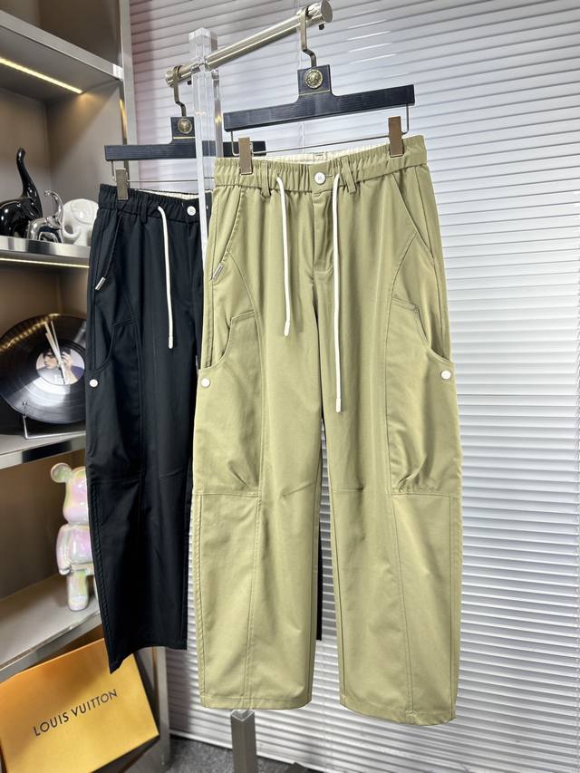 Bal*巴黎世家 Ss25春夏新款休闲工装裤金典再次出现，原单订制高品质时尚休闲裤。超级百搭款。独家定制面料，挺阔有型，贴身舒适。原版定制专柜最新五金辅料。超靓
