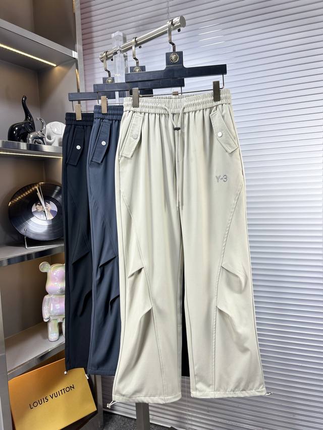 Y3* Ss25春夏新款休闲工装裤金典再次出现，原单订制高品质时尚休闲裤。超级百搭款。独家定制面料，挺阔有型，贴身舒适。原版定制专柜最新五金辅料。超靓版型、上身