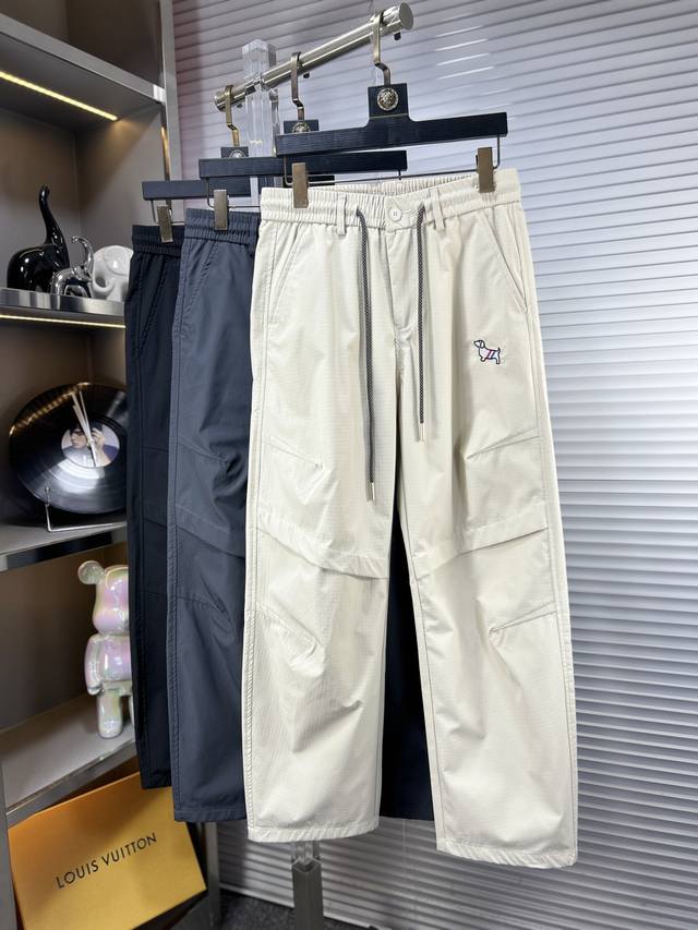 Tb*汤姆 Ss25春夏新款休闲工装裤金典再次出现，原单订制高品质时尚休闲裤。超级百搭款。独家定制面料，挺阔有型，贴身舒适。原版定制专柜最新五金辅料。超靓版型、
