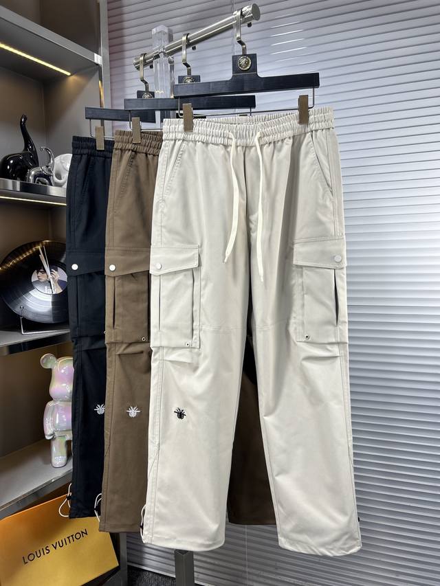 Dio*迪奥 Ss25春夏新款休闲工装裤金典再次出现，原单订制高品质时尚休闲裤。超级百搭款。独家定制面料，挺阔有型，贴身舒适。原版定制专柜最新五金辅料。超靓版型