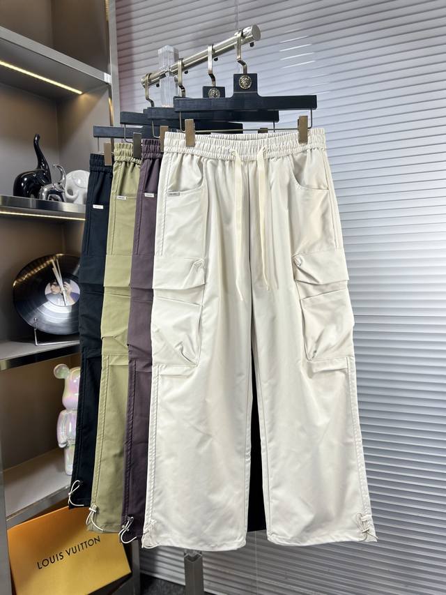 Prad*普拉达 Ss25春夏新款休闲工装裤金典再次出现，原单订制高品质时尚休闲裤。超级百搭款。独家定制面料，挺阔有型，贴身舒适。原版定制专柜最新五金辅料。超靓
