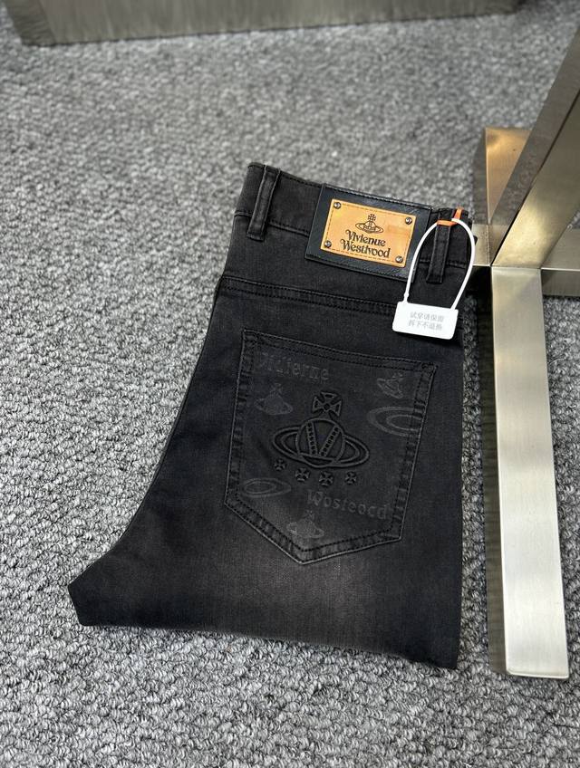 Vivi*西太后 Ss25春夏新款男士牛仔裤 面料弹性好。独家发售 官网同步 时尚优雅 采用原色酵母水洗工艺 精选进口重磅丹宁牛仔面料 配专柜五金装饰 真皮皮牌