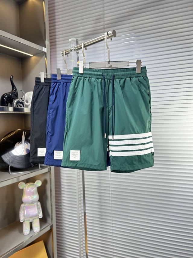 Tb*汤姆 Ss25夏季男士休闲短裤，堪称百搭单品，弹性松紧腰边抽绳设计，手感柔软、保型性好、低弹丝的构造使裤身弹性恰到好处，并且不易起皱！码数：M-Xxxl