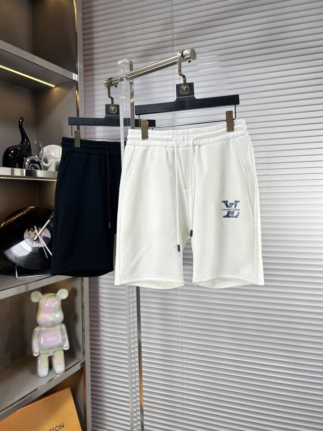 Lv*路易 Ss25男士休闲短裤，堪称百搭单品，弹性松紧腰边抽绳设计，手感柔软、保型性好、低弹丝的构造使裤身弹性恰到好处，并且不易起皱！码数：M-Xxxl