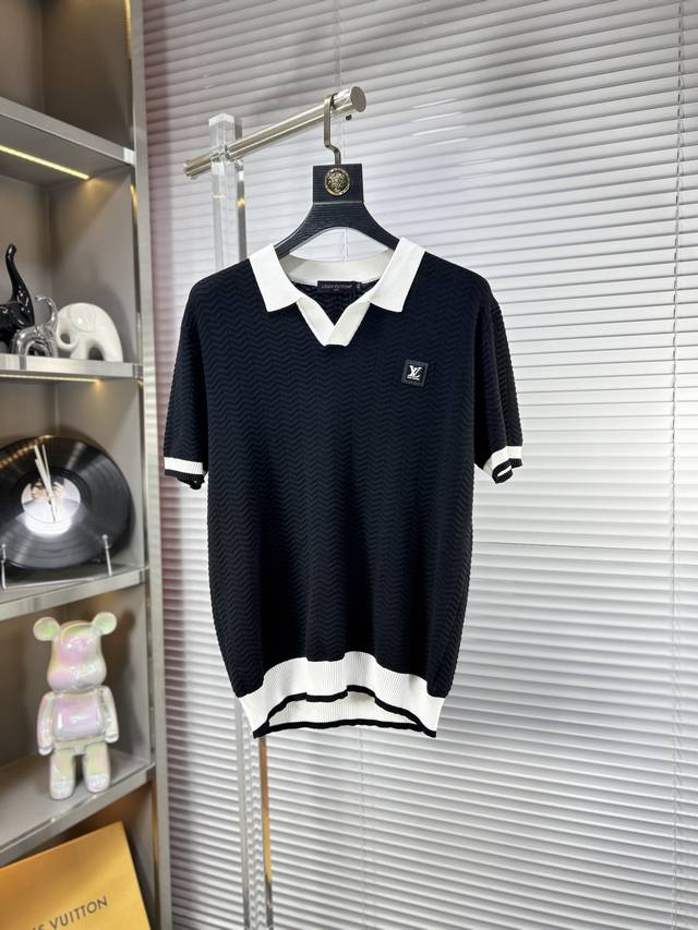 Lv*路易 Ss25春夏新款针织Polo短袖，官网最新时尚款，官网同步，专柜定制伊力特面料！贴肤舒适，耐看又好穿，原厂工艺一丝不苟，型男必备单品，工艺精湛 尺码