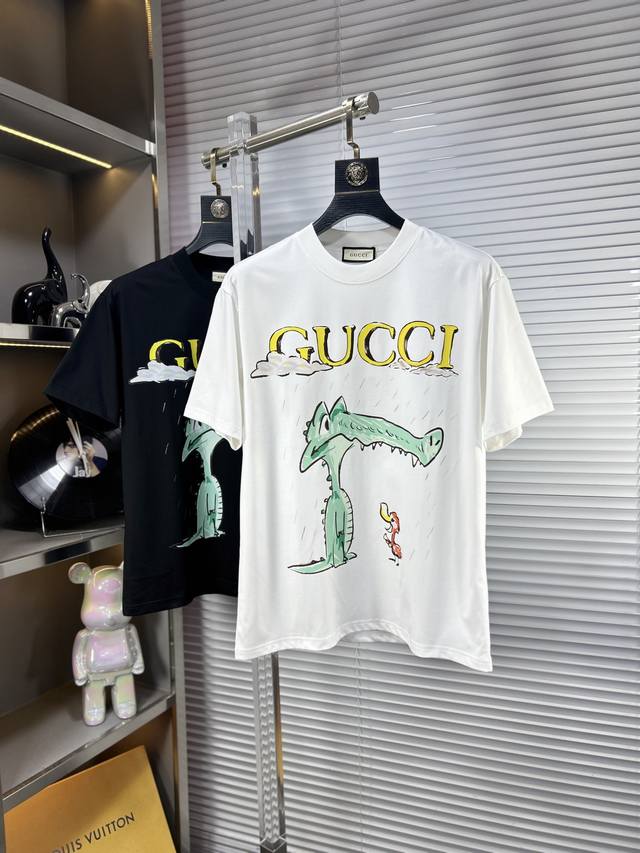 Gucc*古奇 Ss25夏季新款短袖，顶级图案Logo，帅气时尚，简约百搭款。面料棉 不仅挺括，保持潮流的廓形，又穿着舒适，纱织更细腻 码数：M-4Xl