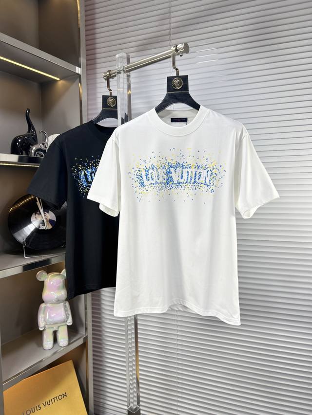 Lv*路易 Ss25夏季新款短袖，顶级图案Logo，帅气时尚，简约百搭款。面料棉 不仅挺括，保持潮流的廓形，又穿着舒适，纱织更细腻 码数：M-4Xl