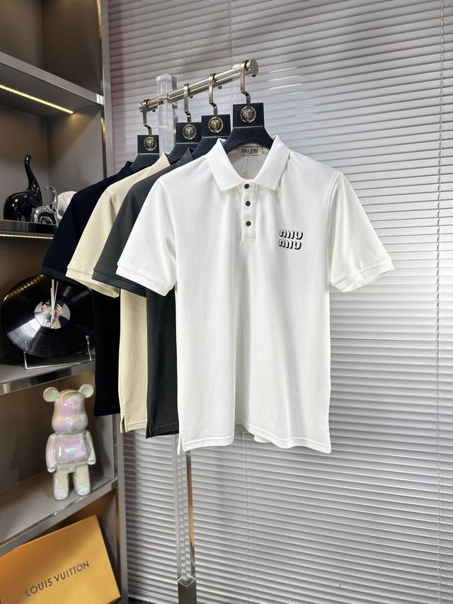Miu*缪缪 Ss25春夏新款翻领Polo衫 高品质珠地棉材质 雍容华贵的品牌风格，260克重 客供进口面料 做出来的衬衫也是版型垂顺挺括，并且还抗皱抗起球，贴