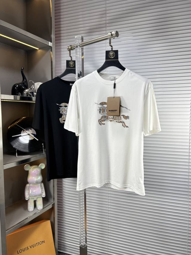 Bbr*巴宝莉 Ss25春夏新款短袖T恤，丝光棉 顶级图案Logo，帅气时尚，简约百搭款 不仅挺括，保持潮流的廓形，又穿着舒适，纱织更细腻 码数：M-Xxxl