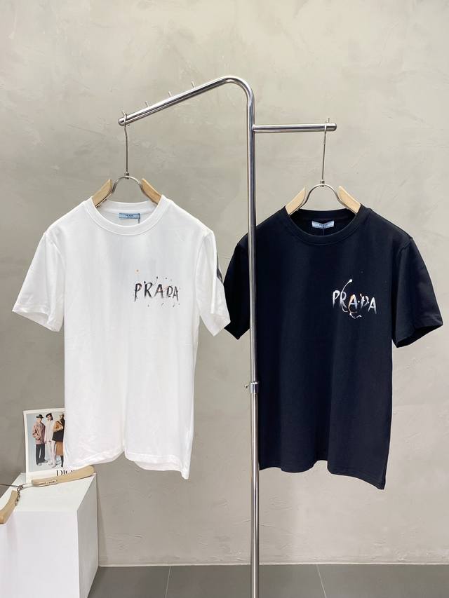 Prada普拉达独家专供新款原单男士休闲短袖 高端定制 高端版本 时尚百搭爆款进口面料 手感超柔软细腻 穿着亲肤舒适 高端精品 代工厂P精细做工 上身非常赞 男