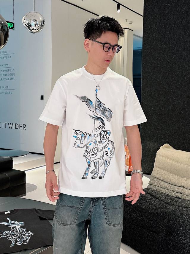 Bbr春夏新款首发专柜最新款短袖圆领T恤 高端订制 设计前卫时尚！品牌Logo重工艺设计 高端定制230克面料.手感柔软.穿着舒适.专柜级别精致车线.做工精细.