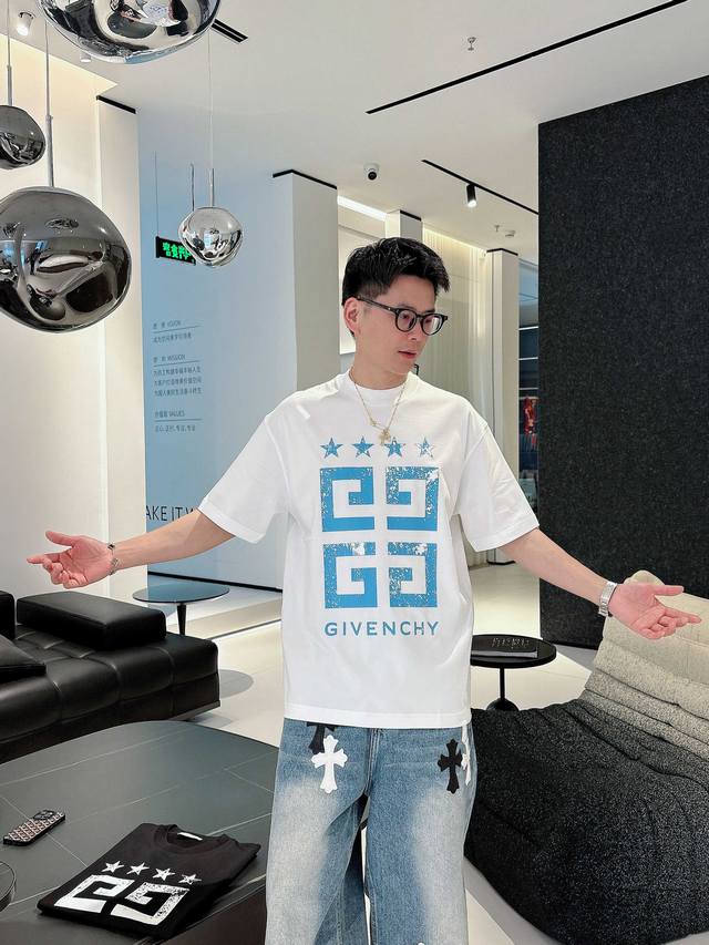 纪梵希 2025春夏新款首发专柜最新款短袖圆领T恤 高端订制 设计前卫时尚！品牌Logo重工艺设计 高端定制丝光云朵棉面料.手感柔软.穿着舒适.专柜级别精致车线