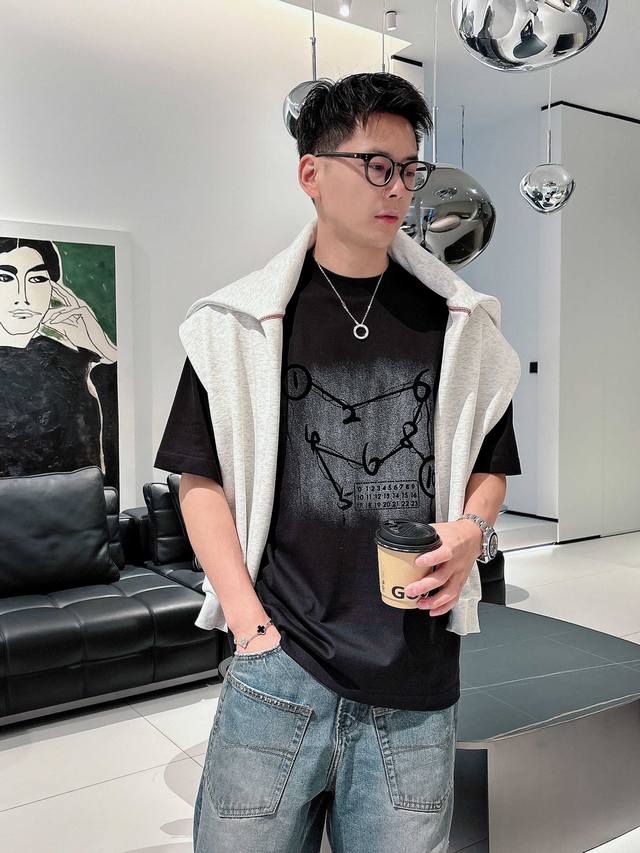 马吉拉 2025春夏新款首发专柜最新款短袖圆领T恤 高端订制 设计前卫时尚！品牌Logo重工艺设计 高端定制丝光云朵棉面料.手感柔软.穿着舒适.专柜级别精致车线