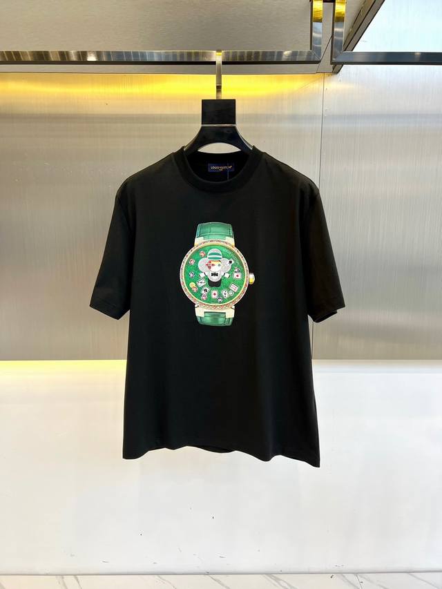 Lv、24早印花圆领短袖T恤，100%精梳棉面料！贴肤舒适，耐看又好穿，经典简约Logo设计，进口冰氧棉面料，舒适透气，印花Logo每个细节做到极致，成品完成非