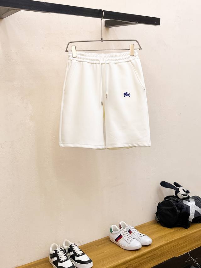 Burberry 巴宝莉 2025夏季新款男士休闲短裤，高级定制面料透气面料 透气弹力舒适度极高，细节无可挑剔，顶级辅料配备，原版Logo设计理念，手感细腻柔软
