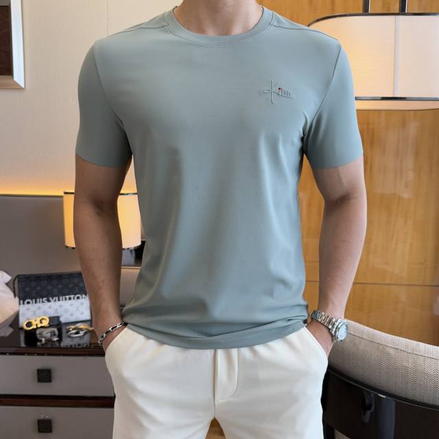 Kiton 2025Ss蛇年贺岁款春夏精品短袖T恤 官网同步 高端品质 定制顶级丝光棉面料，顶级大厂1:1制作，时尚大牌重工艺Logo设计，手感柔软细腻 穿着亲