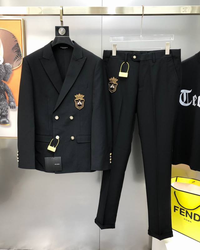 整套售卖不拆 Dg 杜嘉班纳2025早春新款原单男士商务休闲西装套装 西服外套西裤 官网同步售卖 高端定制 时尚百搭 爆款贴布刺绣印度丝皇冠蜜蜂Logo图案 采
