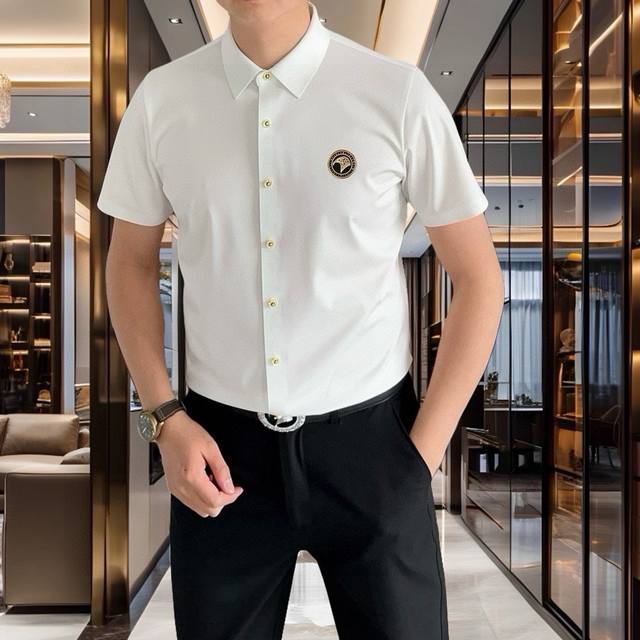 史蒂芬2025春夏新款男士原单休闲短袖衬衫 官网同步发售 简洁时尚百搭 高端品质无缝切割包边 贴布刺绣Logo图案设计 定制进口锦氨天丝棉面料 弹力大 不起皱