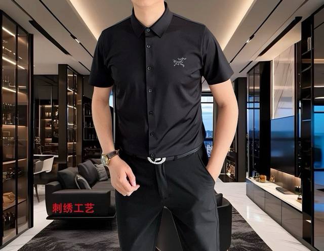 始祖鸟2025春夏新款男士原单休闲短袖衬衫 官网同步发售 简洁时尚百搭 高端品质无缝切割包边 立体刺绣Logo图案设计 定制进口锦氨天丝棉面料 弹力大 不起皱
