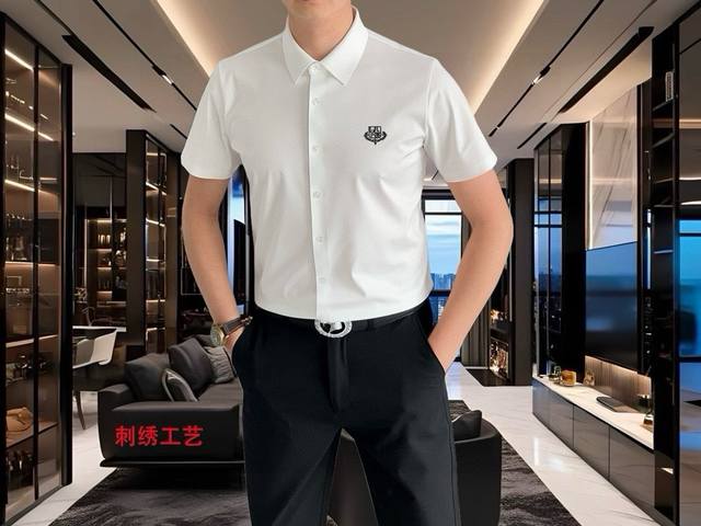 Lp 诺悠翩雅2025春夏新款男士原单休闲短袖衬衫 官网同步发售 简洁时尚百搭 高端品质无缝切割包边 刺绣Logo图案设计 定制进口锦氨天丝棉面料 弹力大 不起