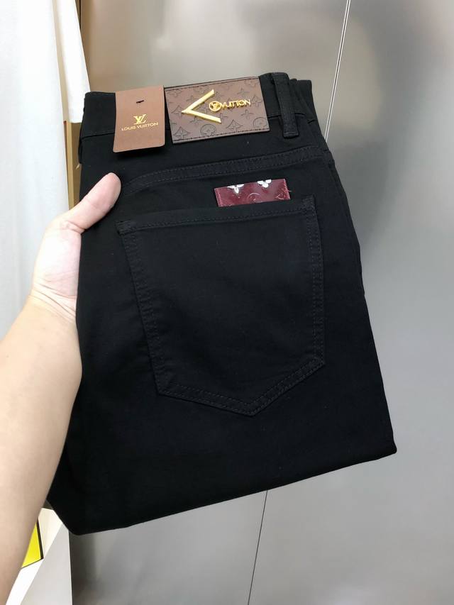 Lv 路易威登2025春夏新款男士修身小脚牛仔裤 官网同步简洁时尚 爆款黑牛 高端定制 原单狠货 后裤袋Logo标设计 定制进口丹宁水洗牛仔纯棉面料 原版辅料