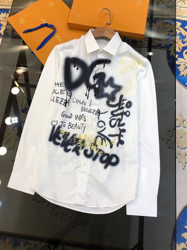 Dg 杜嘉班纳新款男士原单休闲长袖衬衫 官网同步售卖 时尚潮款 修身版型 高版本 全景高清直喷印花Logo图案设计 原版纽扣 定制双股120支府绸棉面料 手感柔