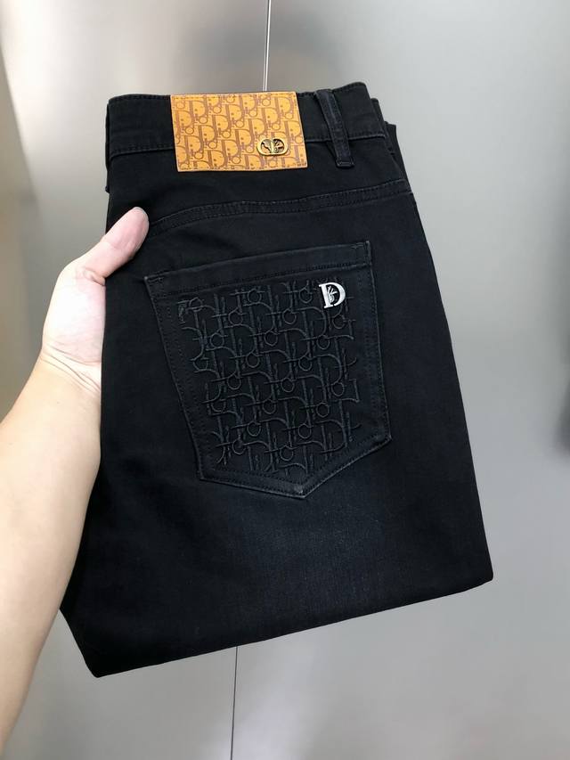 D*Or 迪奥2025春夏新款男士修身小脚牛仔裤 官网同步简洁时尚 爆款高端定制 原单狠货 后裤袋刺绣工艺绣Logo标设计 定制进口丹宁水洗牛仔纯棉面料 原版辅