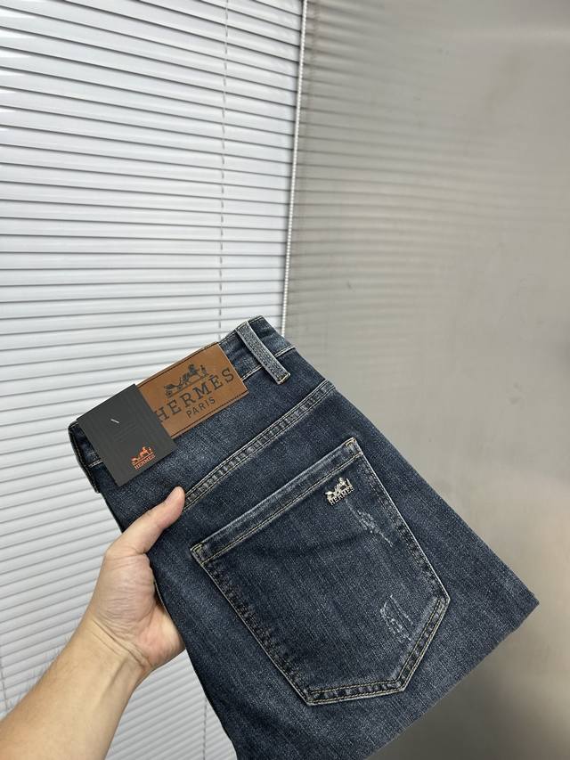 Hermes爱马仕 2025新品男士牛仔裤 面料弹性好。独家发售 官网同步 时尚优雅 重工艺设计。采用原色酵母水洗工艺 精选进口重磅丹宁牛仔面料 配专柜五金装饰