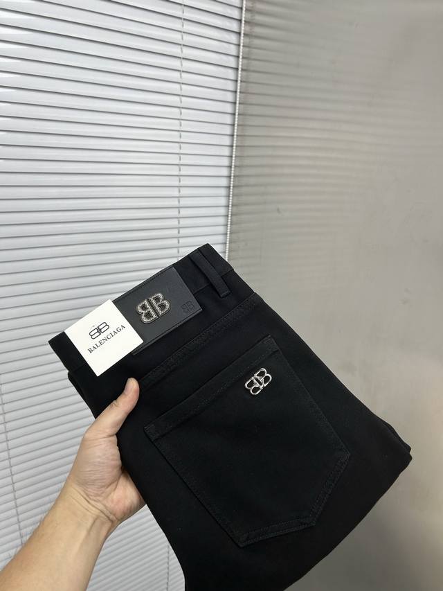Balenciaga巴黎世家 2025新品男士牛仔裤 面料弹性好。独家发售 官网同步 时尚优雅 重工艺设计。采用原色酵母水洗工艺 精选进口重磅丹宁牛仔面料 配专
