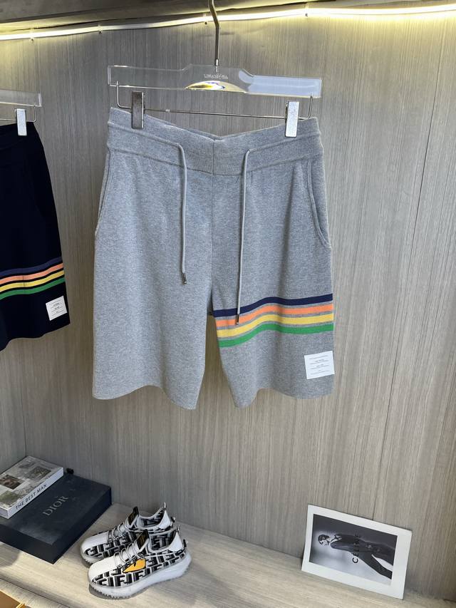 Tb汤姆布朗 Thom Browne2025Ss新款针织短裤，定制面料采用威化布织法，提花针织工艺，版型紧致立体，4杠拼接，定制裤绳五金质感强，顺滑，上身舒适透