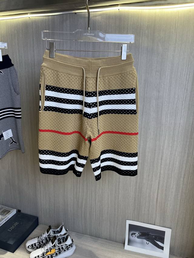 Burberry巴宝莉 经典款2025Ss新款针织短裤，定制面料采用威化布织法，提花针织工艺，版型紧致立体，4杠拼接，定制裤绳五金质感强，顺滑，上身舒适透气，凹