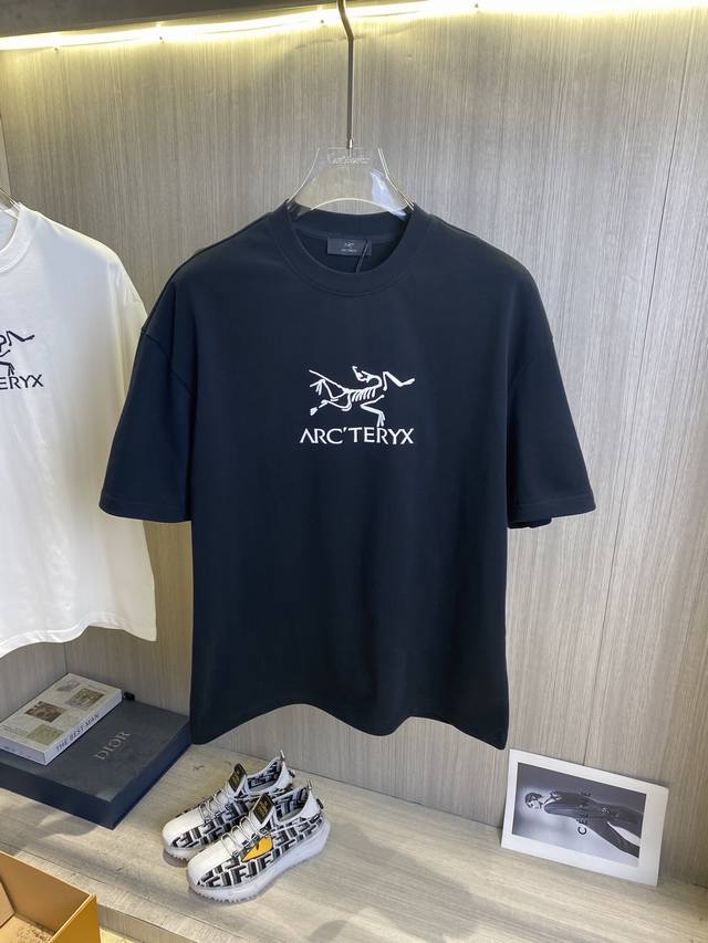 Arcteryx始祖鸟 2025春夏新款高克重重磅圆领短袖出货啦！！ 春夏出门必备款 定制高克重纯棉面料 搭配当下流行重工工艺 做工走线精细 面料上身舒适 三标
