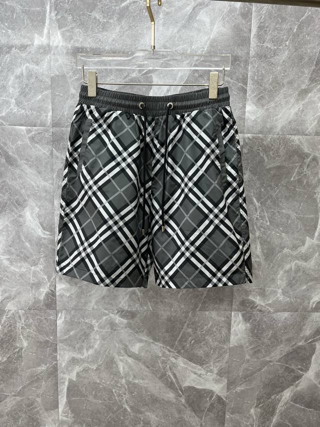 Burberry巴宝莉 2025春夏新款男士休闲短裤，高级定制透气面料 透气微弹舒适度极高，细节无可挑剔，顶级辅料配备，原版五金设计理念，三标齐全，手感细腻柔软
