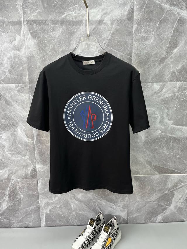 Moncler蒙口 2025Ss春夏最新款短袖T恤出货啦！！ 2025新款T恤 高版本专用面料 高克重纯棉丝光面料 上身舒适不失挺阔 针脚刺绣工艺、数字印花、植