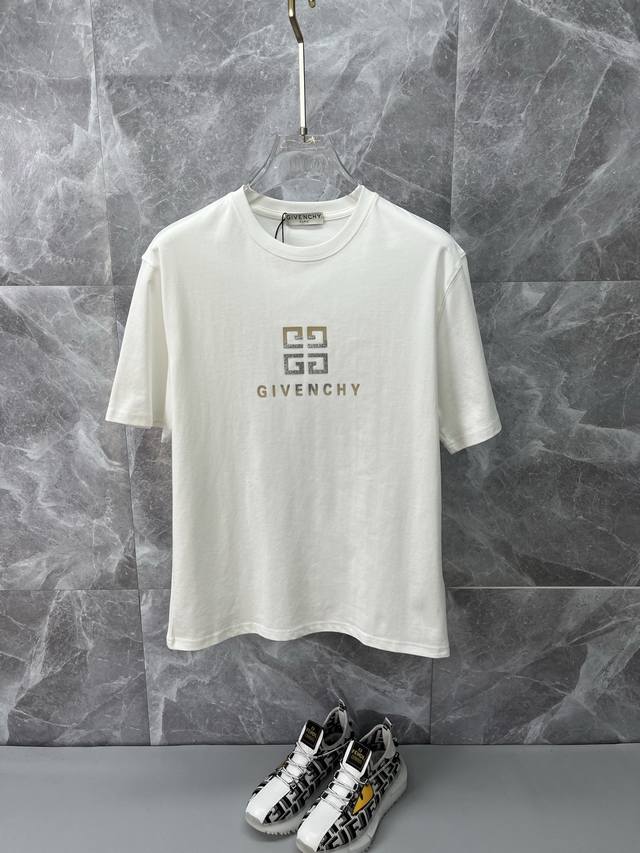 Givenchy纪梵希 2025Ss春夏最新款短袖T恤出货啦！！ 2025新款T恤 高版本专用面料 高克重纯棉丝光面料 上身舒适不失挺阔 针脚刺绣工艺、数字印花