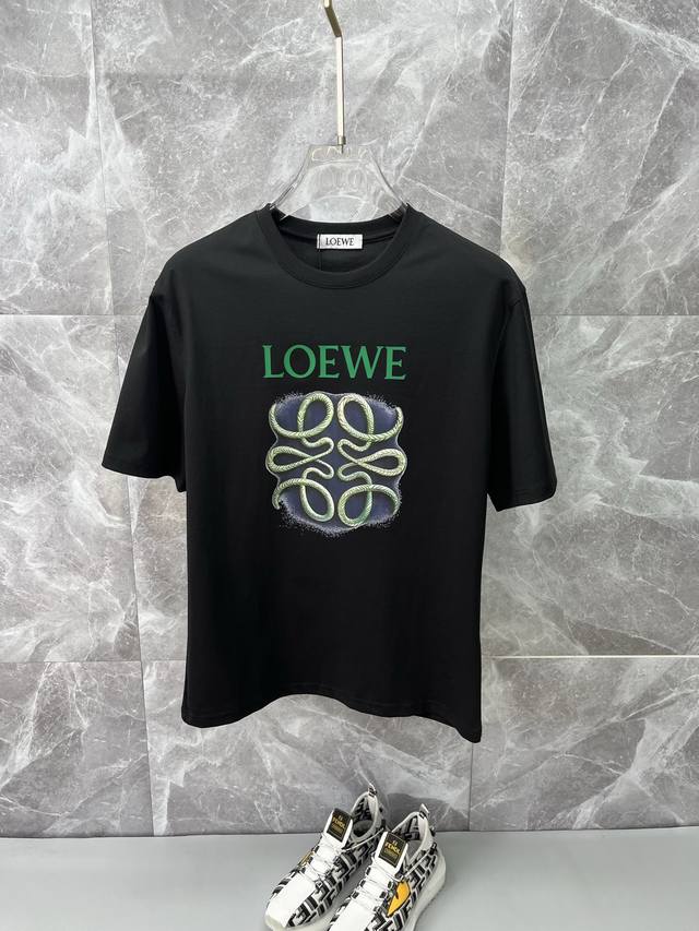 Loewe罗意威 2025Ss春夏最新款短袖T恤出货啦！！ 2025新款T恤 高版本专用面料 高克重纯棉丝光面料 上身舒适不失挺阔 针脚刺绣工艺、数字印花、植绒