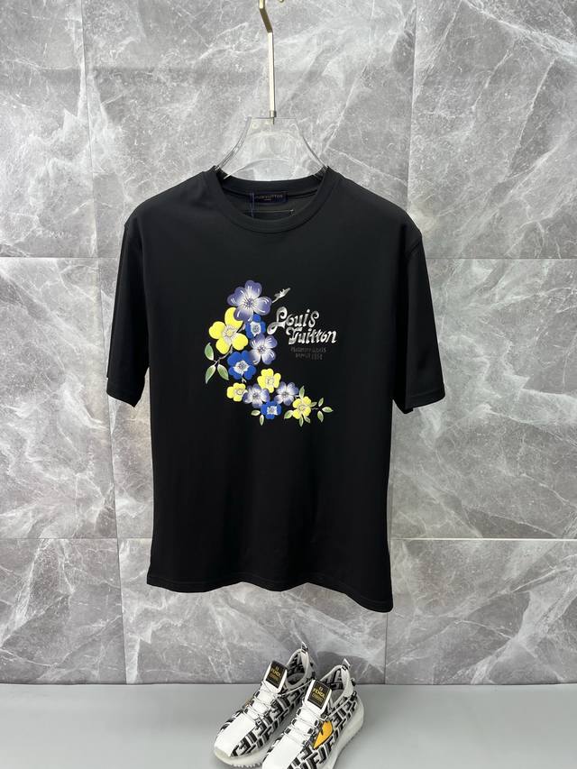 Lv路易威登 2025Ss春夏最新款短袖T恤出货啦！！ 2025新款T恤 高版本专用面料 高克重纯棉丝光面料 上身舒适不失挺阔 针脚刺绣工艺、数字印花、植绒工艺