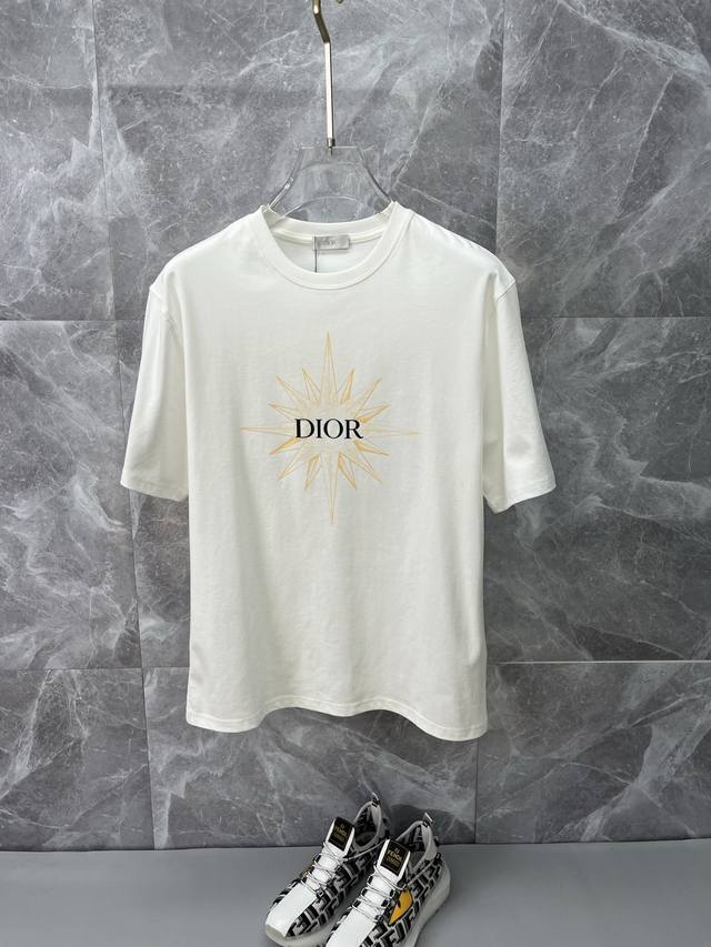 Dior迪奥 2025Ss春夏最新款短袖T恤出货啦！！ 2025新款T恤 高版本专用面料 高克重纯棉丝光面料 上身舒适不失挺阔 针脚刺绣工艺、数字印花、植绒工艺